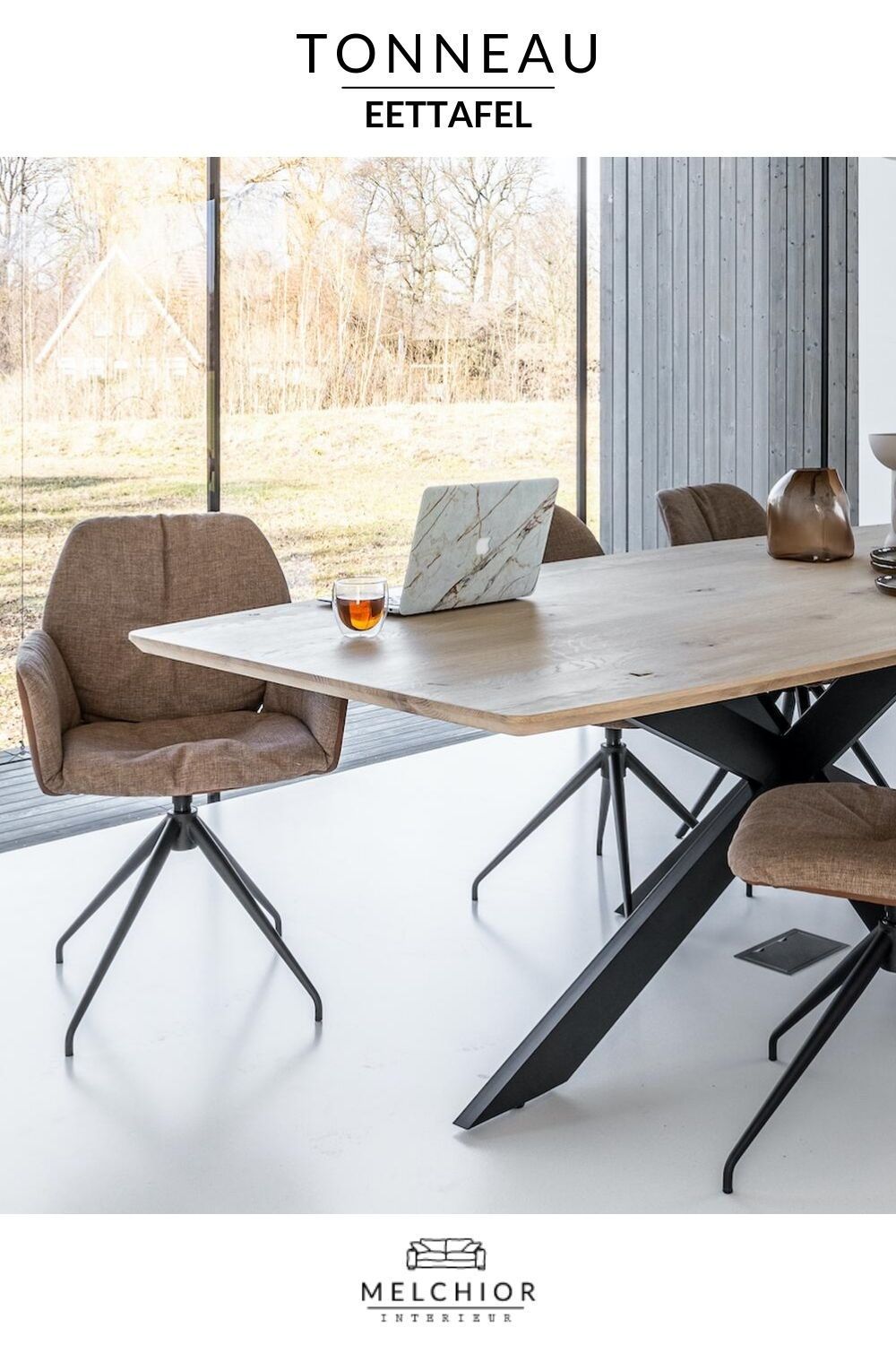 Deze eettafel is uit het juiste hout gesneden. De slanke lijnen waarbij - Cilindrisch Maar In Het Midden Breder