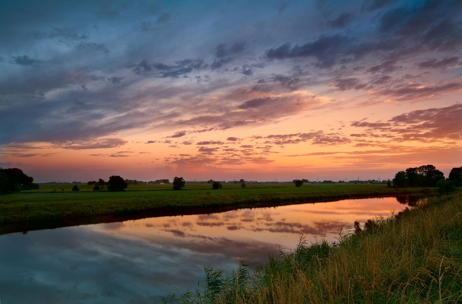 Dit Deels Gekanaliseerde Riviertje Stroomt Door Alphen Aan Den Rijn