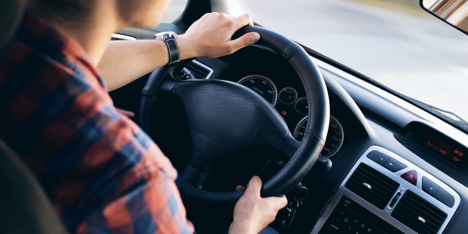 Dingen die je MOET weten voor je begint met rijlessen - Bridgemakers - Wanneer Mag Je Starten Met Rijlessen