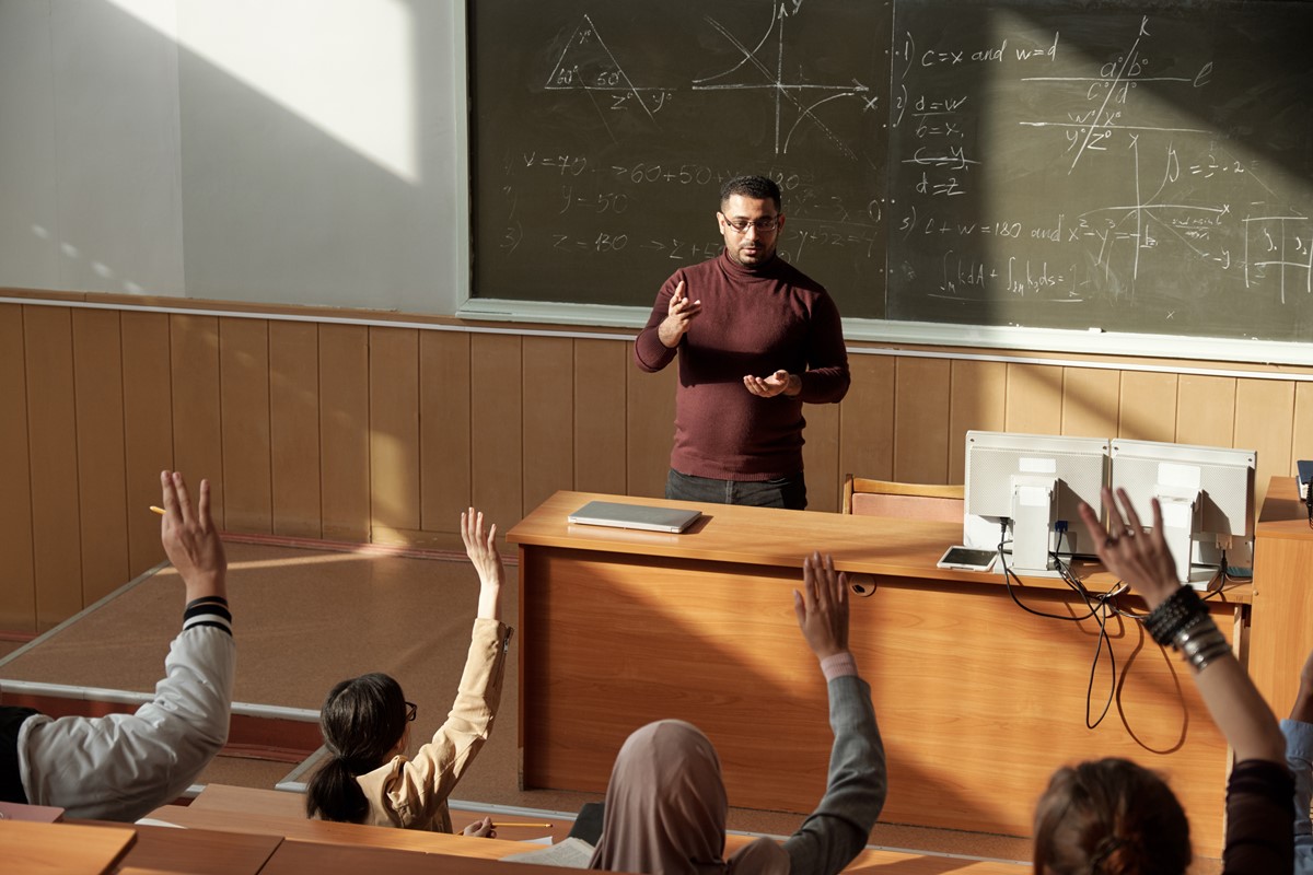 Dit salaris verdient een hbo-docent in Nederland - Hoe Lang Mag Een Docent Doen Over Nakijken Hbo