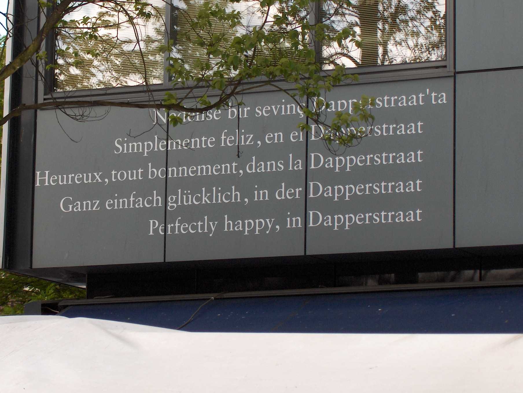 Domweg vertaald - Geheugen van Oost - Domweg Gelukkig In De Dapperstraat Tekst