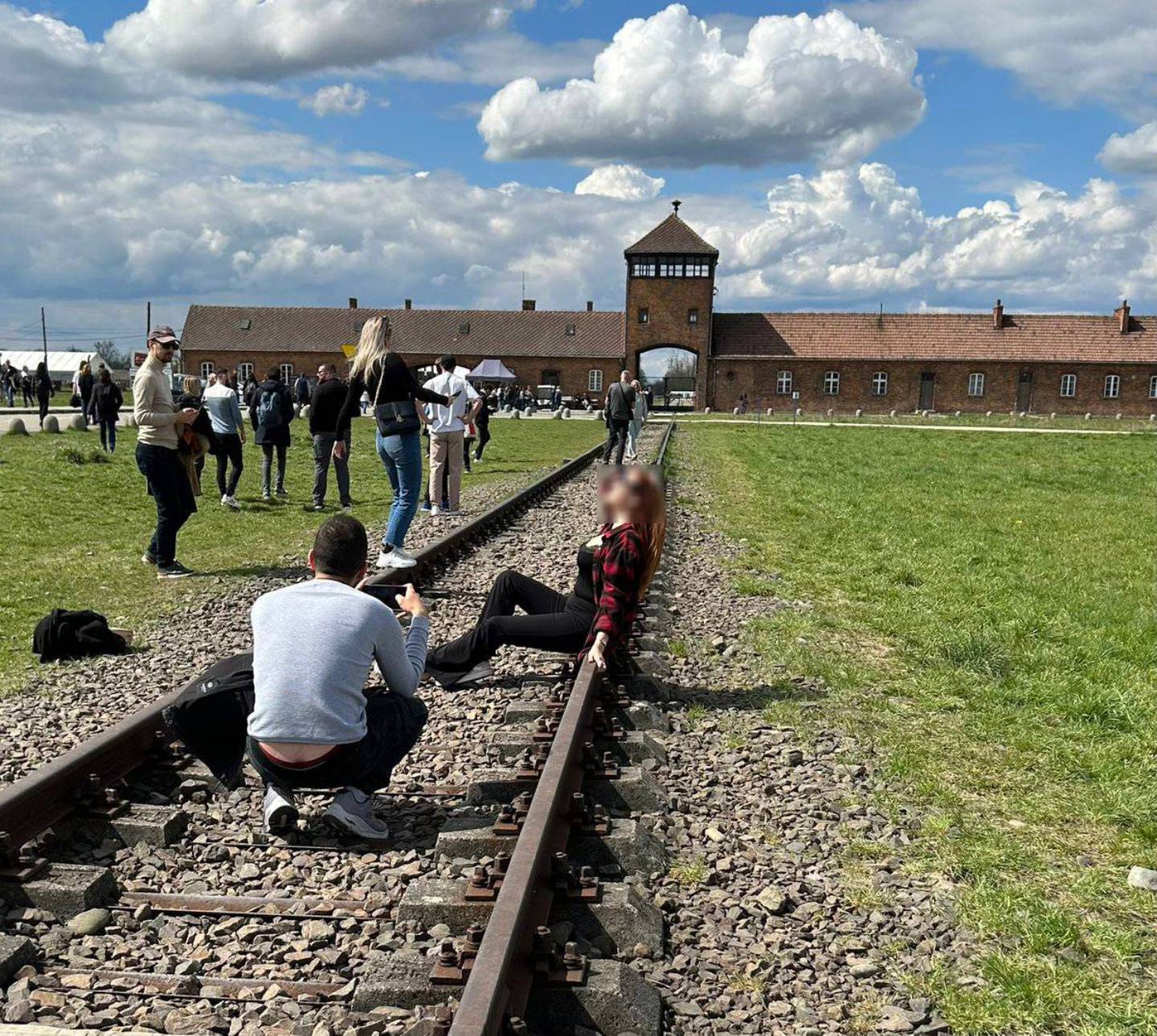Don’t Pose for Photos Like This at Auschwitz, Museum Reminds Visitors - Tussen Leven En Dood In Auschwitz