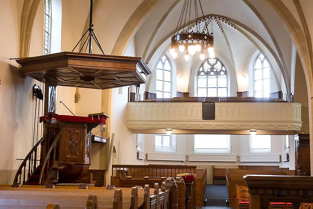 Ds. A. C. de Kruijf bevestigd in hervormde gemeente van Rijssen - Ds Van T Hof Rijssen