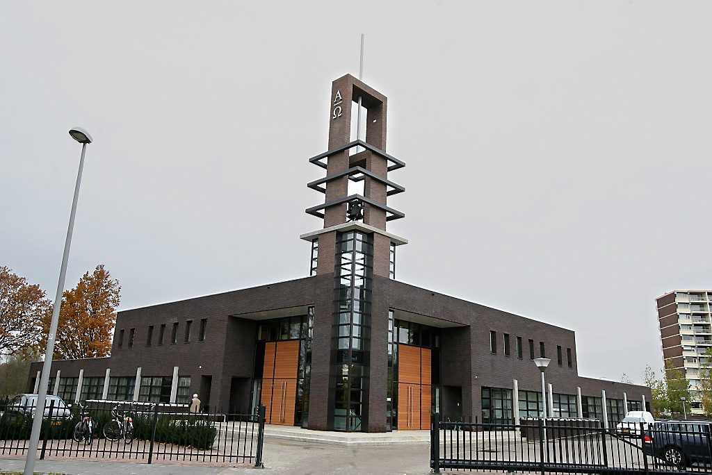 Ds. F. W. van der Rhee doet intrede in cgk Veenendaal-Pniël - Chr Ger Kerk Veenendaal