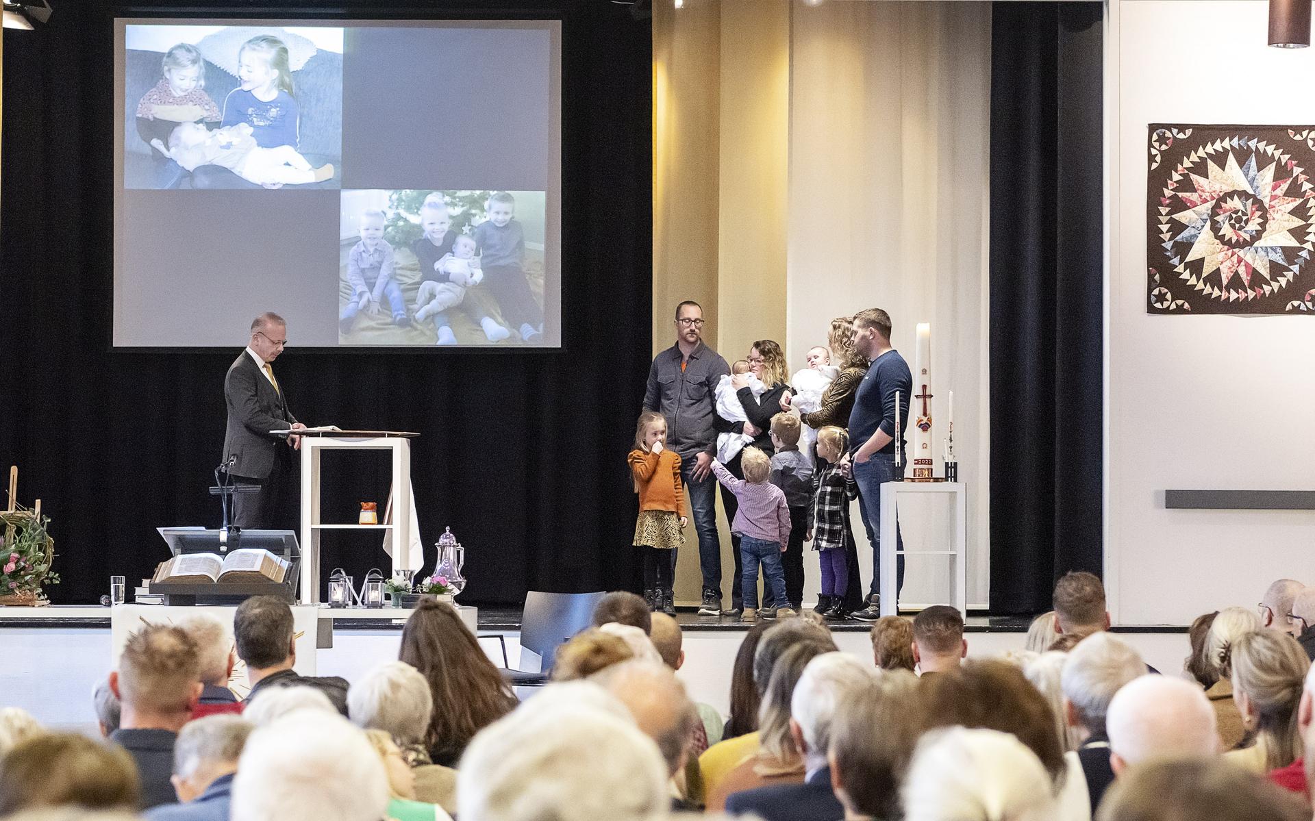 Ds. Herman de Vries neemt afscheid, met het dopen van Jurre Elsinga en - De Herberg Dokkum Kerkdienst Mee Luisteren