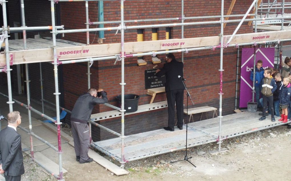 Ds. Van Krimpen plaatst gedenksteen nieuwe kerk gg Yerseke - Ds Van Krimpen Yerseke