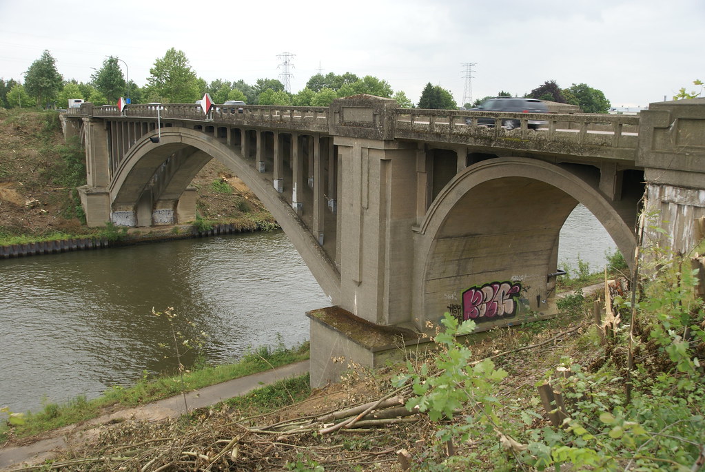 Bouwer Eerste Houten Brug Over Rijn