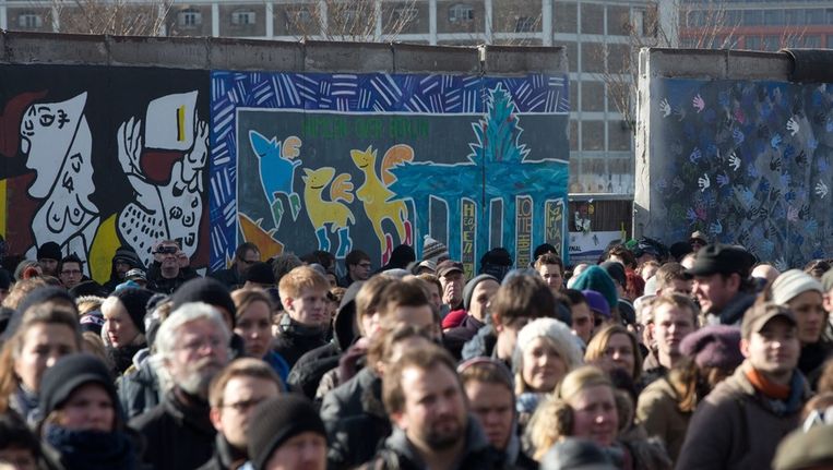 Duizenden betogen tegen sloop Berlijnse Muur | Het Parool - Het Laatste Complete Stuk Berlijnse Muur