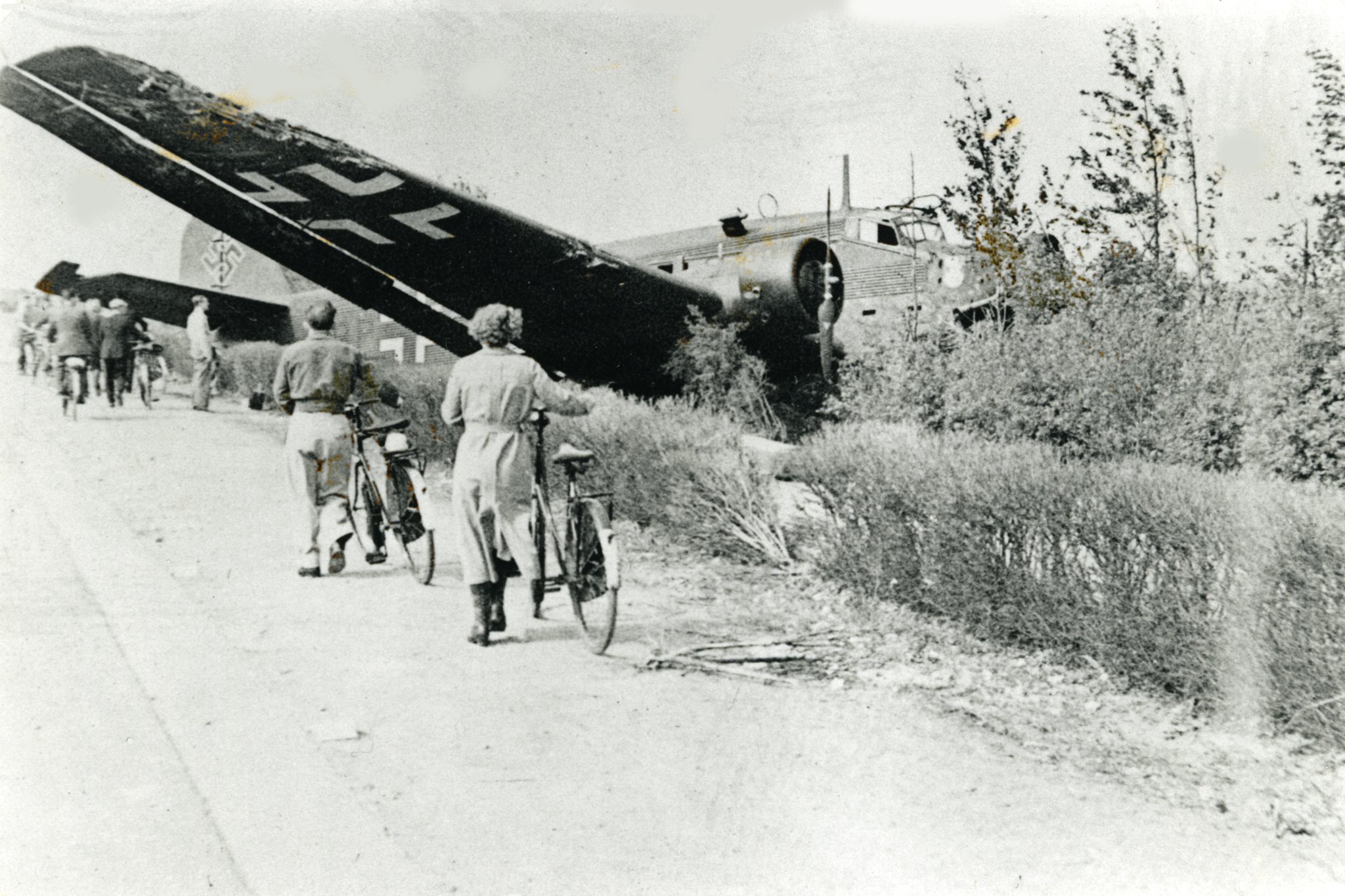 Dutch civilians passing a downed Ju 52 after the invasion of the - Hoe Verliep De Aanval Op Nederland