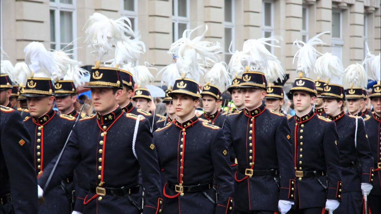 Ecole Royale Militaire Belge - Mars van de Belgische Militaire school - Hoeveel Officieren Van Justitie Zijn Er