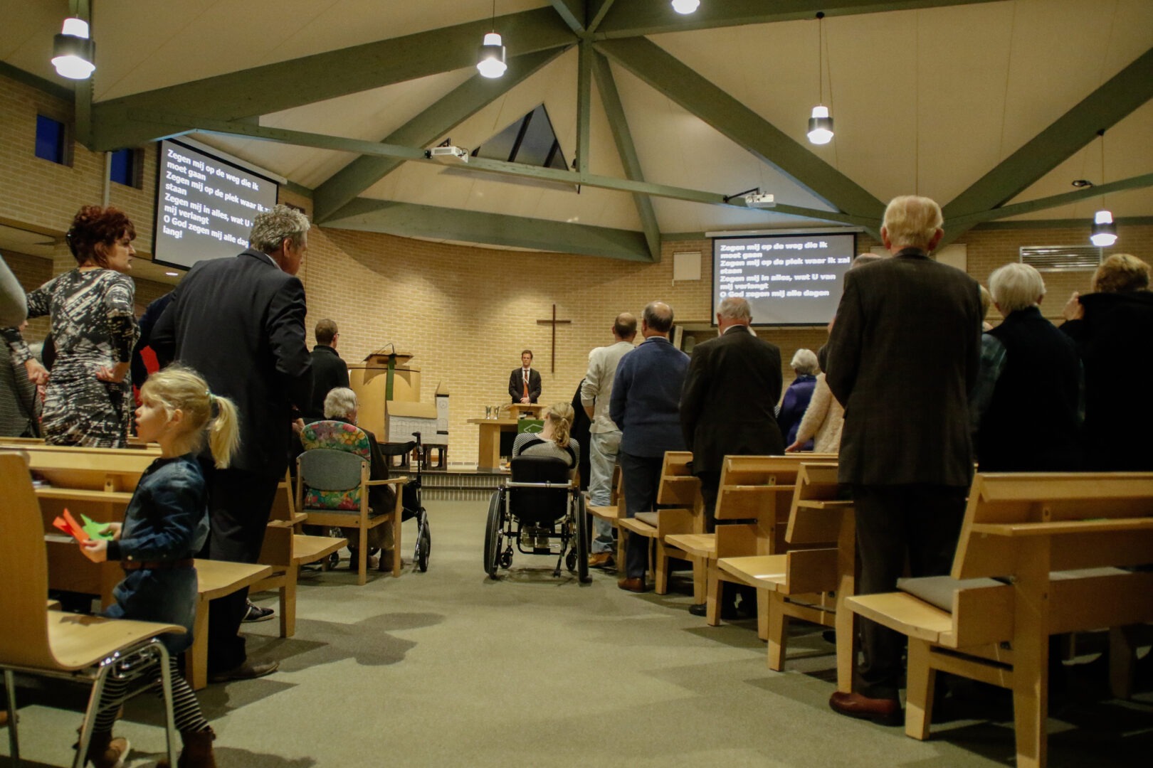 Een bont gezelschap - Hoeveel Mensen In Een Kerkdienst