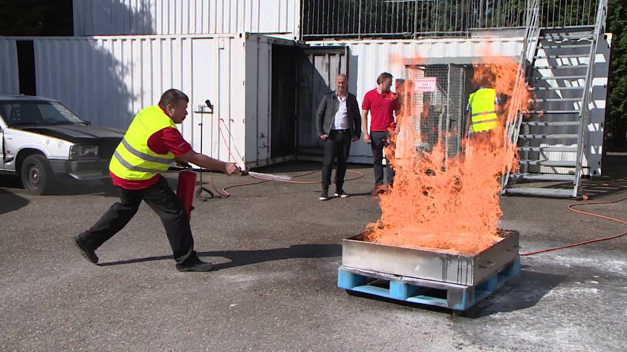 Een brand blussen | Welk type brandblusser heb ik nodig? - YouTube - Hoe Moet Je Bij Een Buitenbrand Blussen