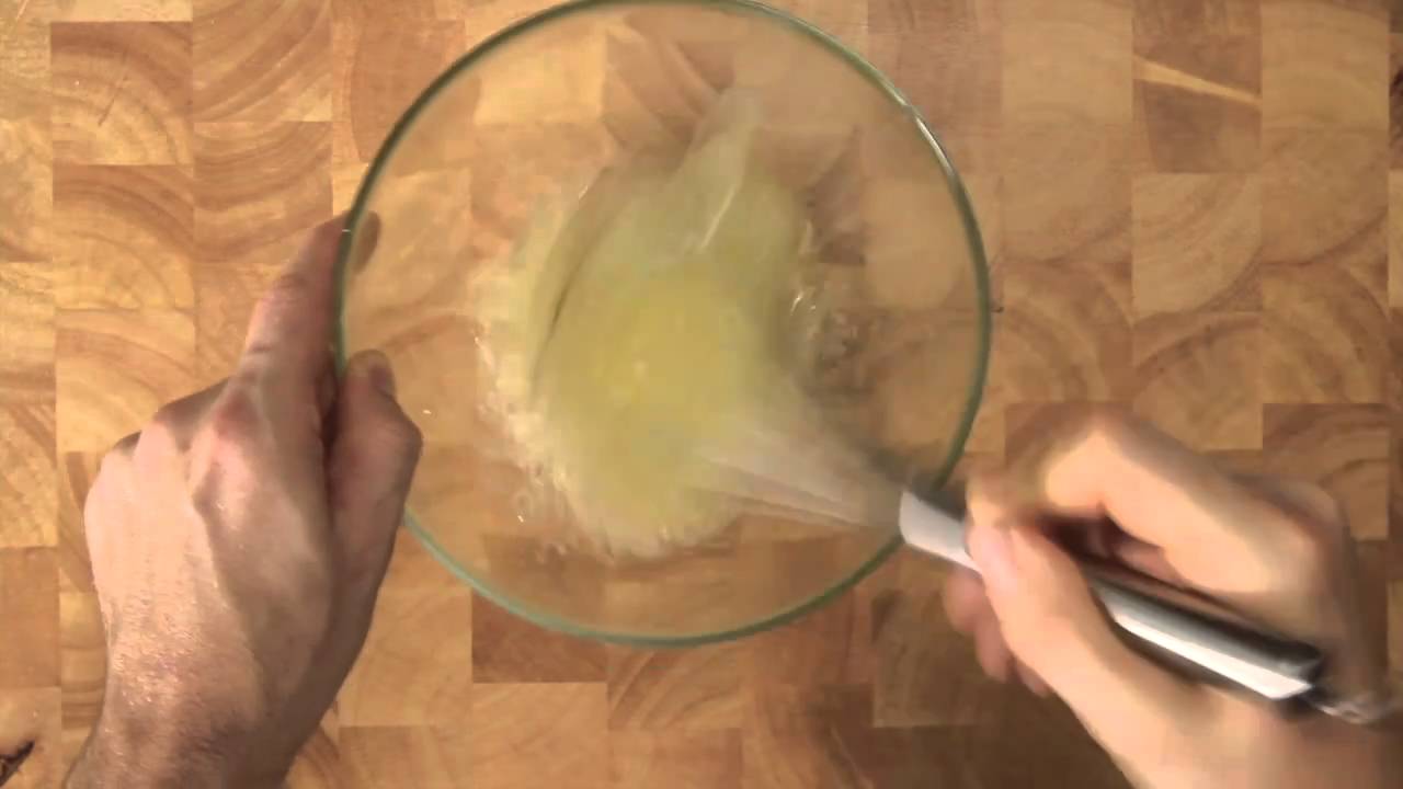 Eiwit kloppen - Allerhande - YouTube - Zachte Stukken Snoep Gemaakt Van Suiker En Opgeklopt Eiwit