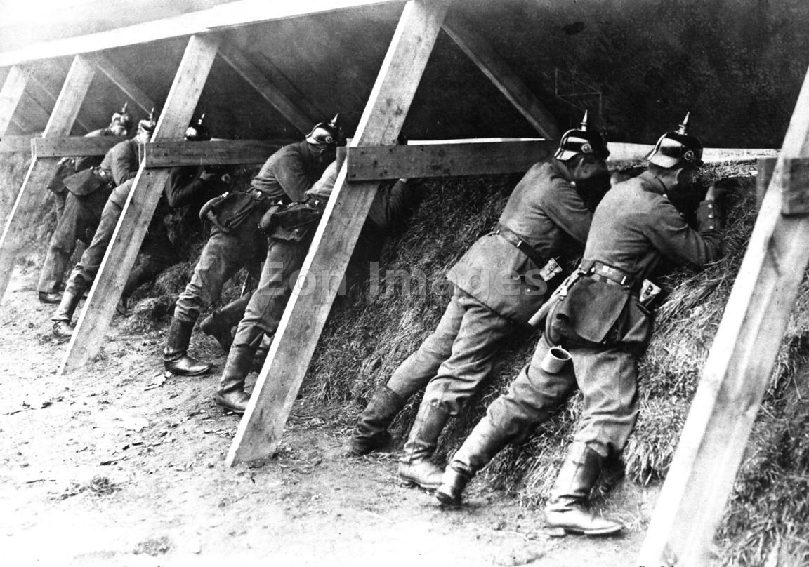 Eon Images | Germans fire from trench on Belgian frontier - Hoelang Duurde De Eerste Wereldoorlog