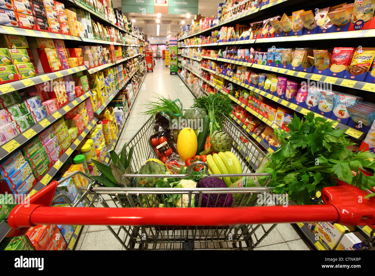 Essen Halle, voller Einkaufswagen wird durch einen Flur mit mehreren - Supermarkt Bas Van Der Heijden