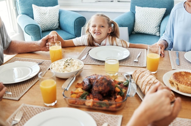 Eten familie en bidden met meisje aan een tafel hand in hand in - Kort Gebed Voor Het Eten