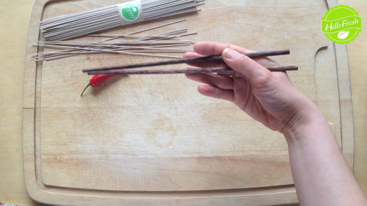 Eten met stokjes | HelloFresh | Tips & tricks #3 - YouTube - Hoe Heet Het Stokje Bij Estafette