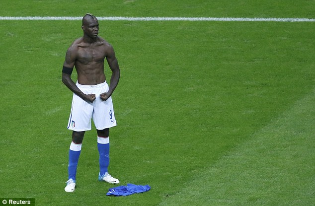 Euro 2012 results Germany 1 Italy 2 Mario Balotelli hits two as Azzurri - Waarom Gele Kaart Bij Shirt Uittrekken