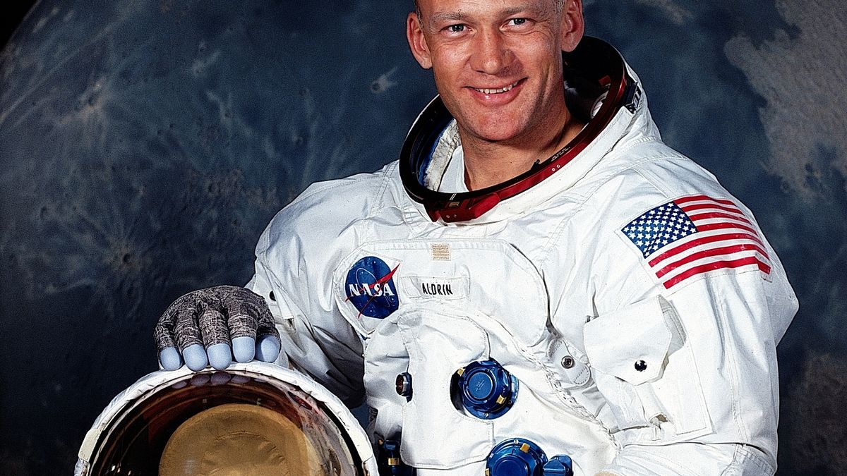 Exploring The Life And Residences Of Buzz Aldrin - Tweede Man Op De Maan 6 Letters
