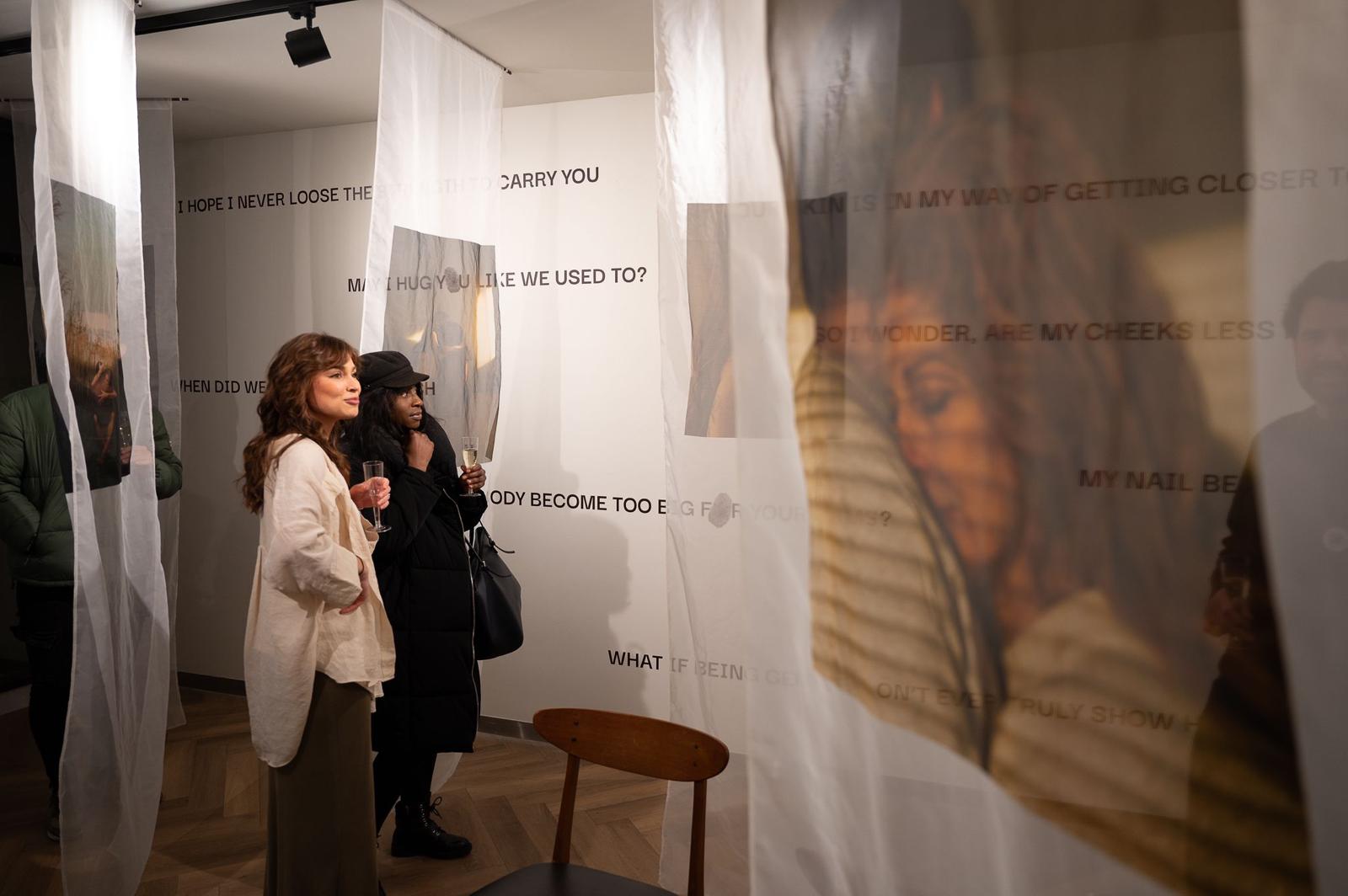 Expositie over fysieke intimiteit in Groot Handelsgebouw: ‘Aanraking is - De Kunst Van Intimiteit