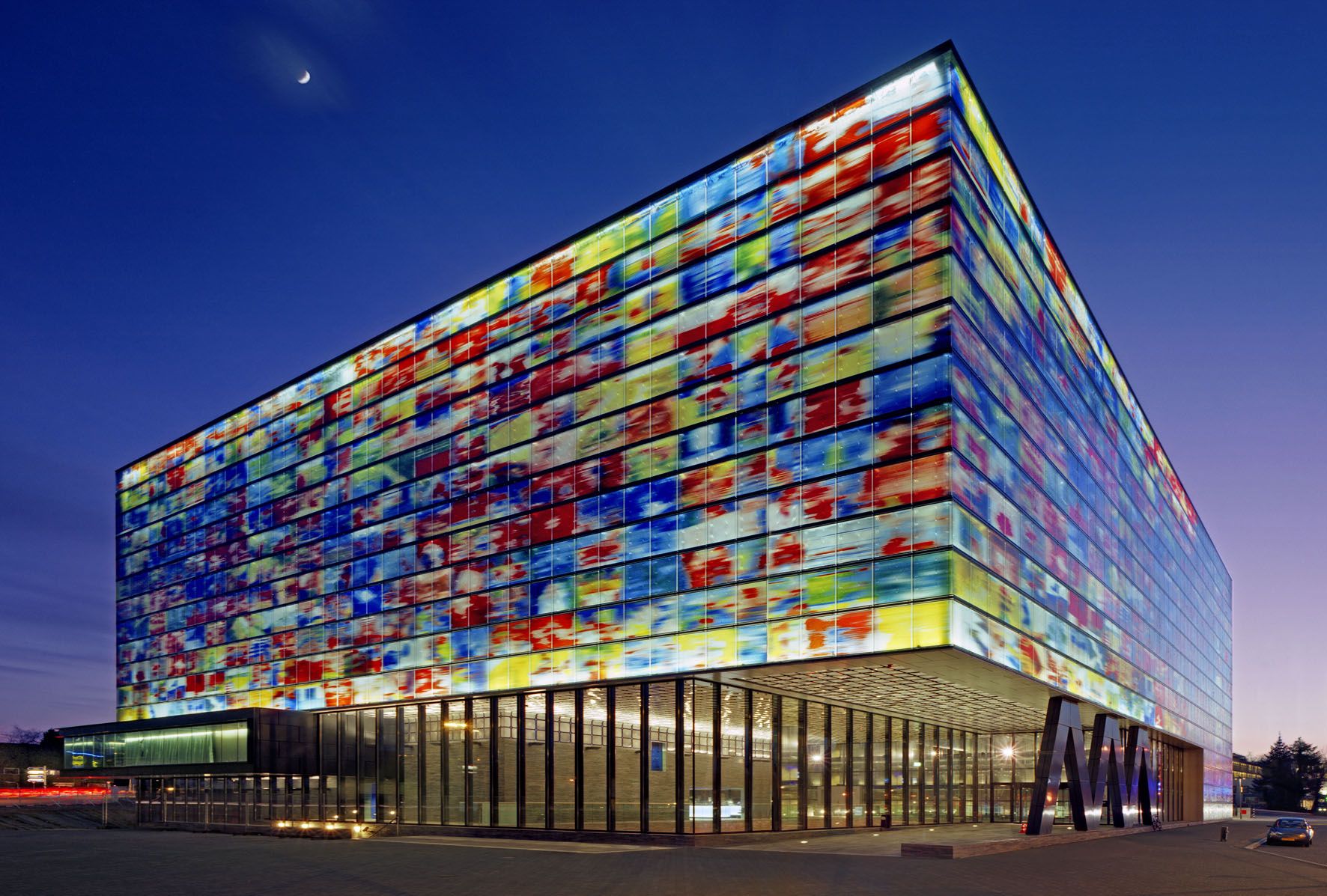 Exterieur, de buitenkant van een gebouw; Beeld en Geluid in Hilversum - Hilversum Museum Voor Beeld En Geluid