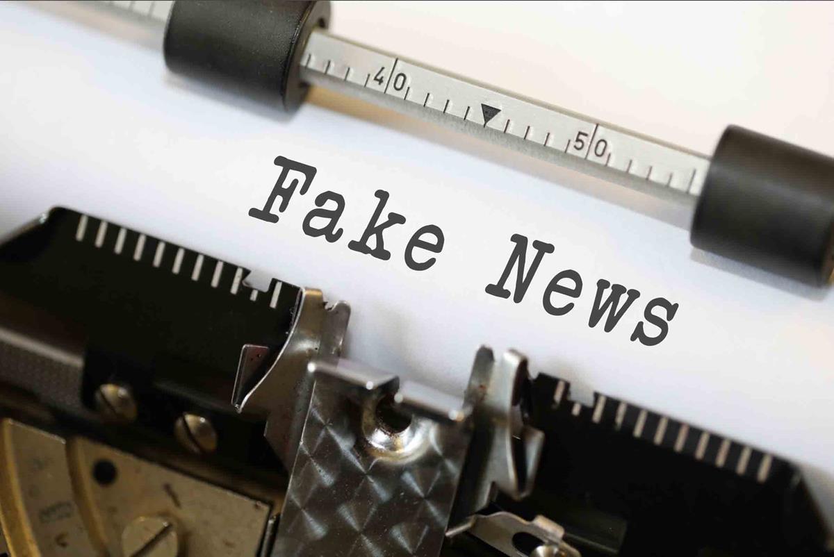 Fake News - Typewriter image - Fake Trip Margje Woodrow Samenvatting