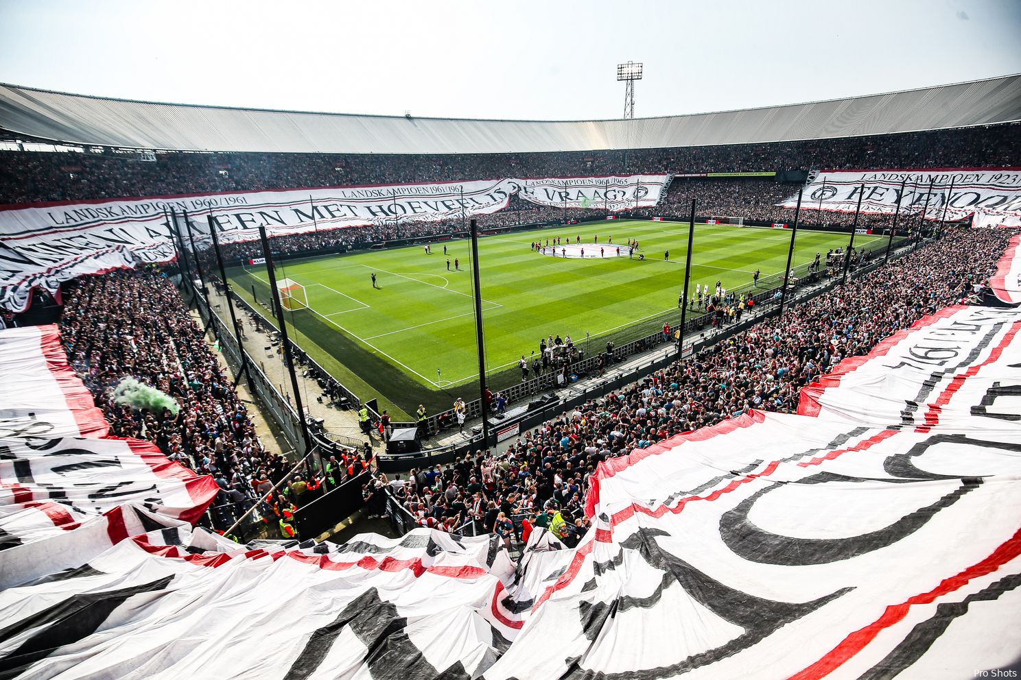 “Feyenoord, wat gaan we doen vandaag” banner - Fonts In Use - Wat Gaan We Doen Vandaag