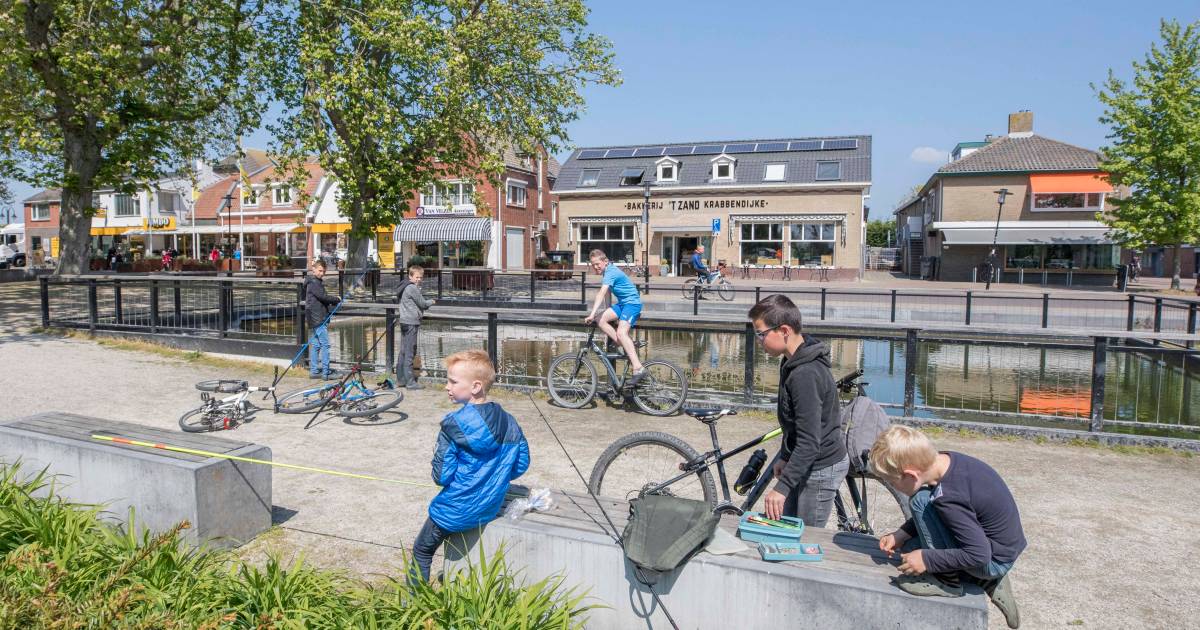 Fietsenrek, pylon en verkeersbord: de vijver in Krabbendijke heeft het - Het Weer In Krabbendijke