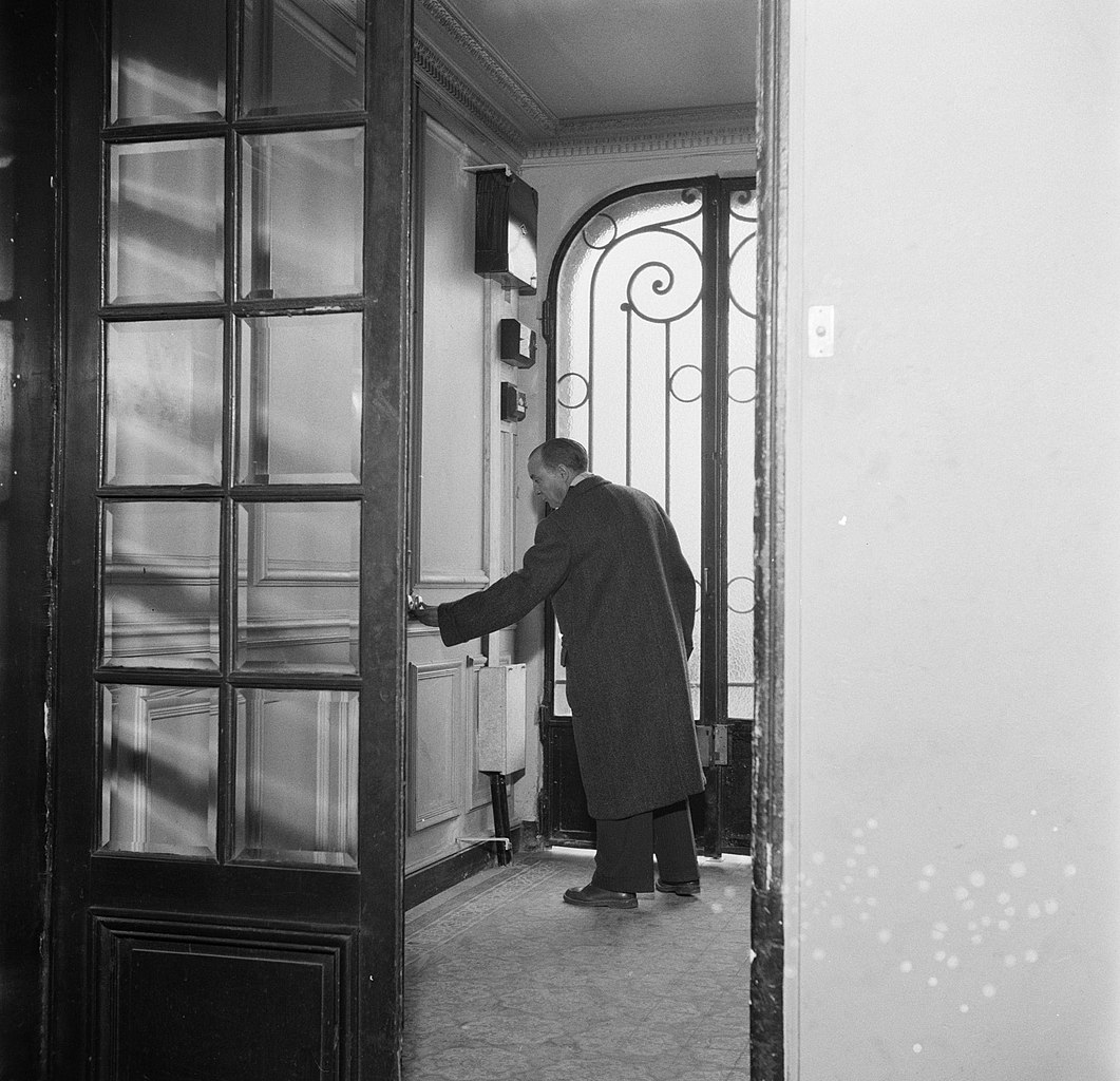 File:Een bewoner in de hal van het appartementencomplex, Bestanddeelnr - Bewoner Van Nederland Tijdens De Romeinse Tijd 6 Letters