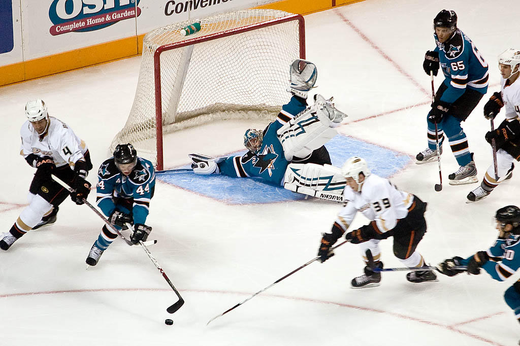 File:Ice Hockey sharks ducks.jpg - Wikipedia, the free encyclopedia - Hockey Hoe Lang Duurt Een Wedstrijd