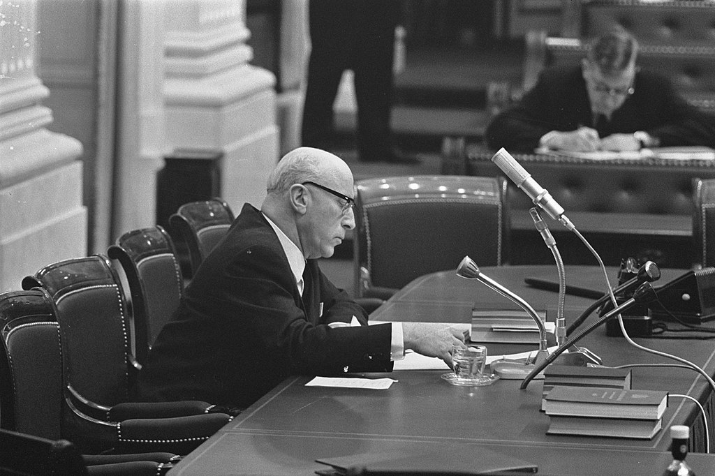 File:Minister van Justitie Ivo Samkalden achter de regeringstafel - Justitie Minister Tussen Ivo En Stef