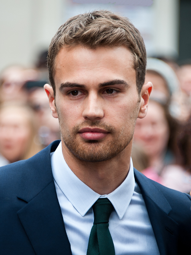 File:Theo James Divergent premiere.jpg - Wikimedia Commons - Theo Leven Van Een Loser