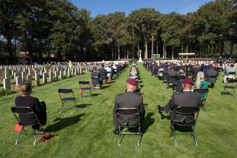 Fotoverslag Herdenking Airborne begraafplaats Oosterbeek - TracesOfWar.nl - Hoe Laat Begint Kerkdienst Engels Kerkhof Oosterbeek
