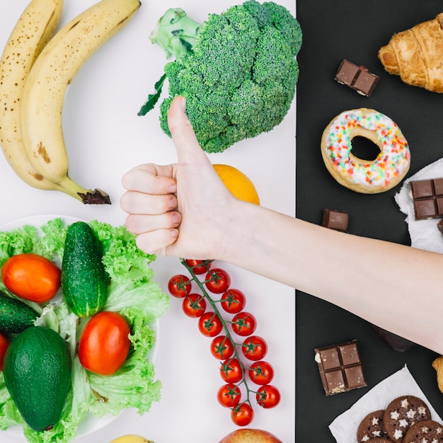 Free Photo | Healthy food vs unhealthy food - Gezond Eten Duurder Dan Ongezond Eten