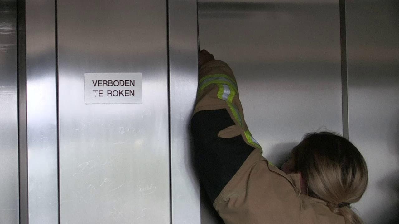 Geen stroom: mensen vast in lift - YouTube - Mensen Vast In De Ruimte