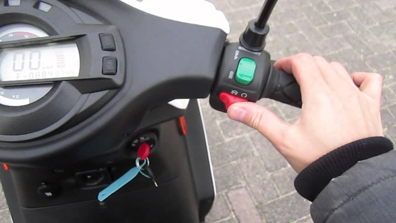 Govecs elektrische scooter starten | Starting Govecs e-scooter - YouTube - Hoe Oud Moet Je Zijn Om Scooter Te Rijden