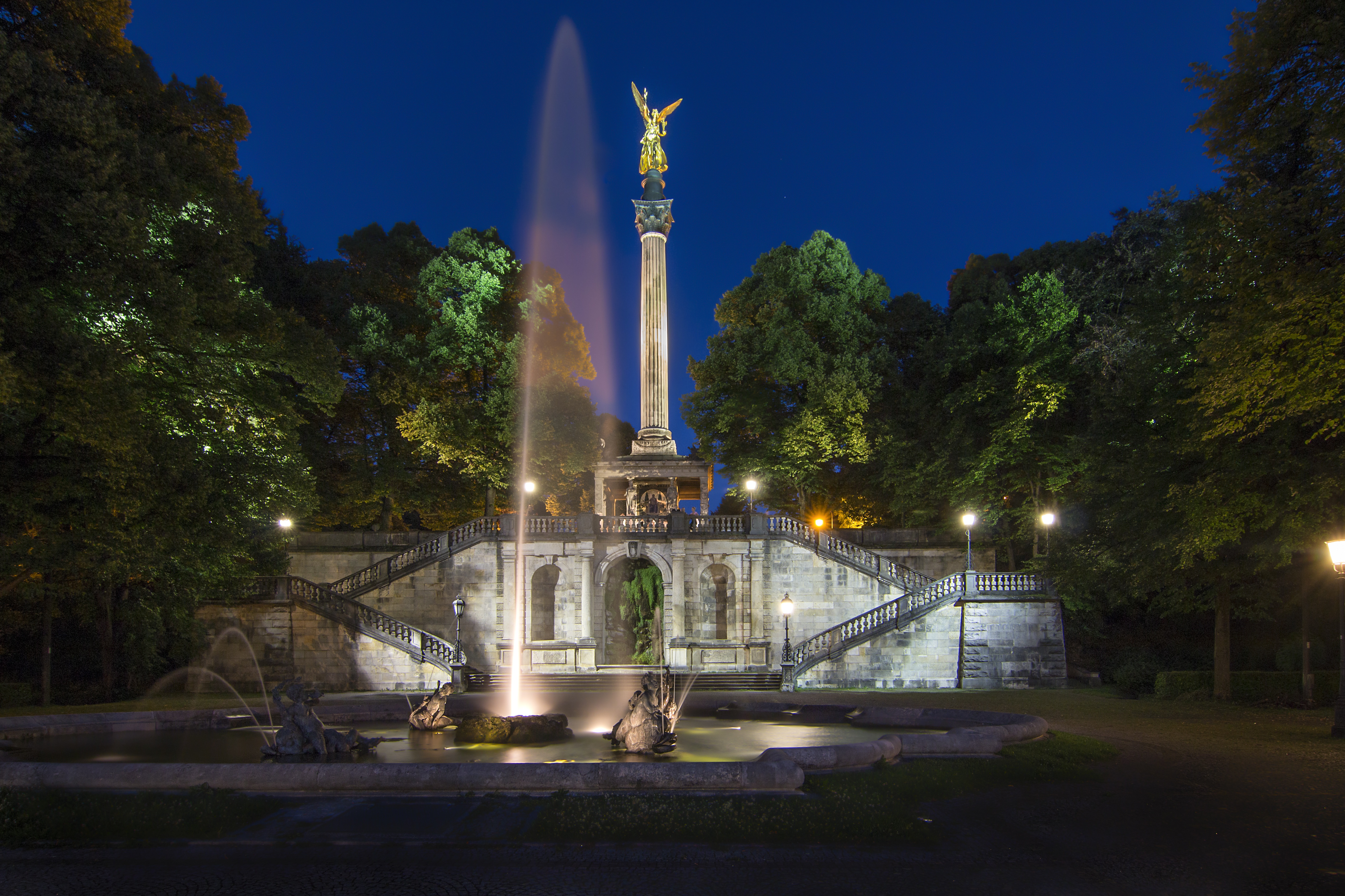 Gratis Afbeeldingen : monument, avond, park, mijlpaal, verlichting - Lichte Druk Op Borst Vrouw