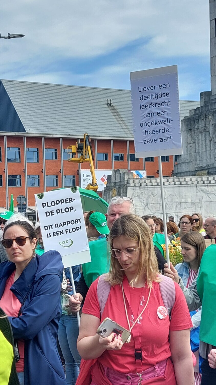 Grote onderwijsbetoging op Martelarenplein in Leuven: "willen de - Een Schot Voor De Boeg Geven