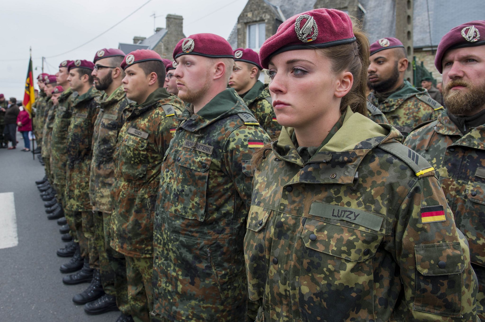 Group of German Army Soldiers in Uniform - Mag Je Als Burger Een Militair Uniform Dragen