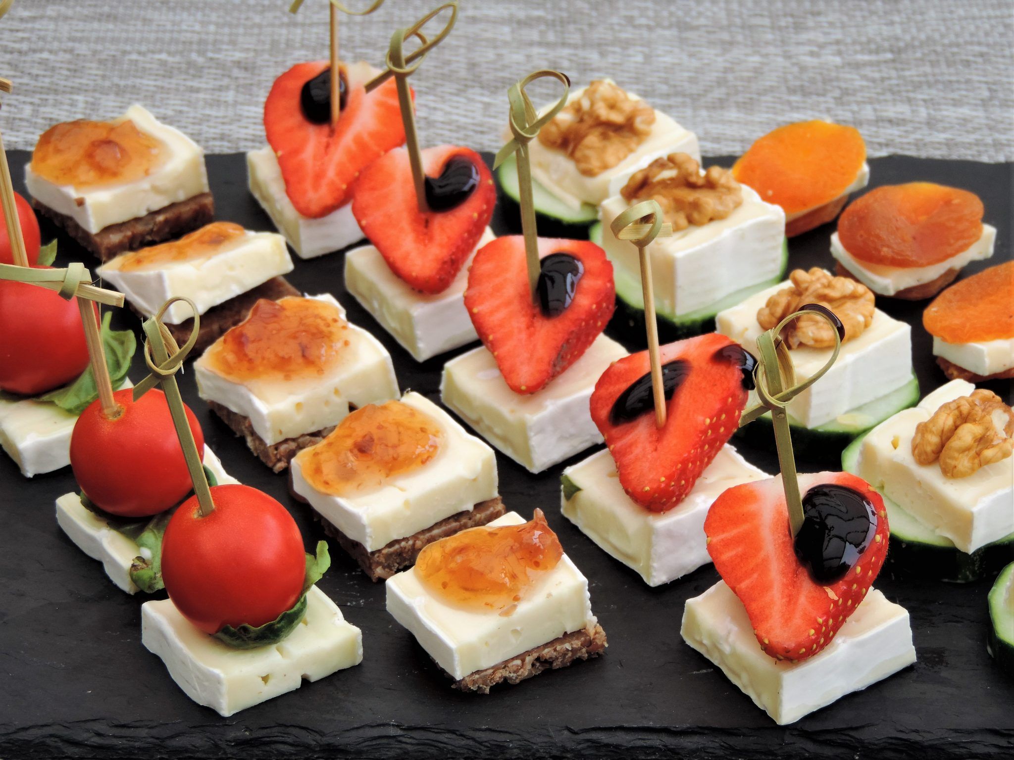 Hapjes met brie; vijf ideeën voor de borreltafel | Hapjes, Tropische - Klein Hapje Of Drankje Om De Eetlust Op Te Wekken