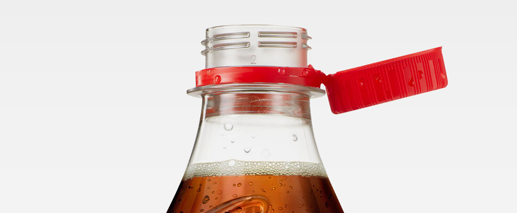 Het dopje blijft voortaan aan je colaflesje vastzitten: ‘Coca Cola doet - Dop Van Fles Niet Open