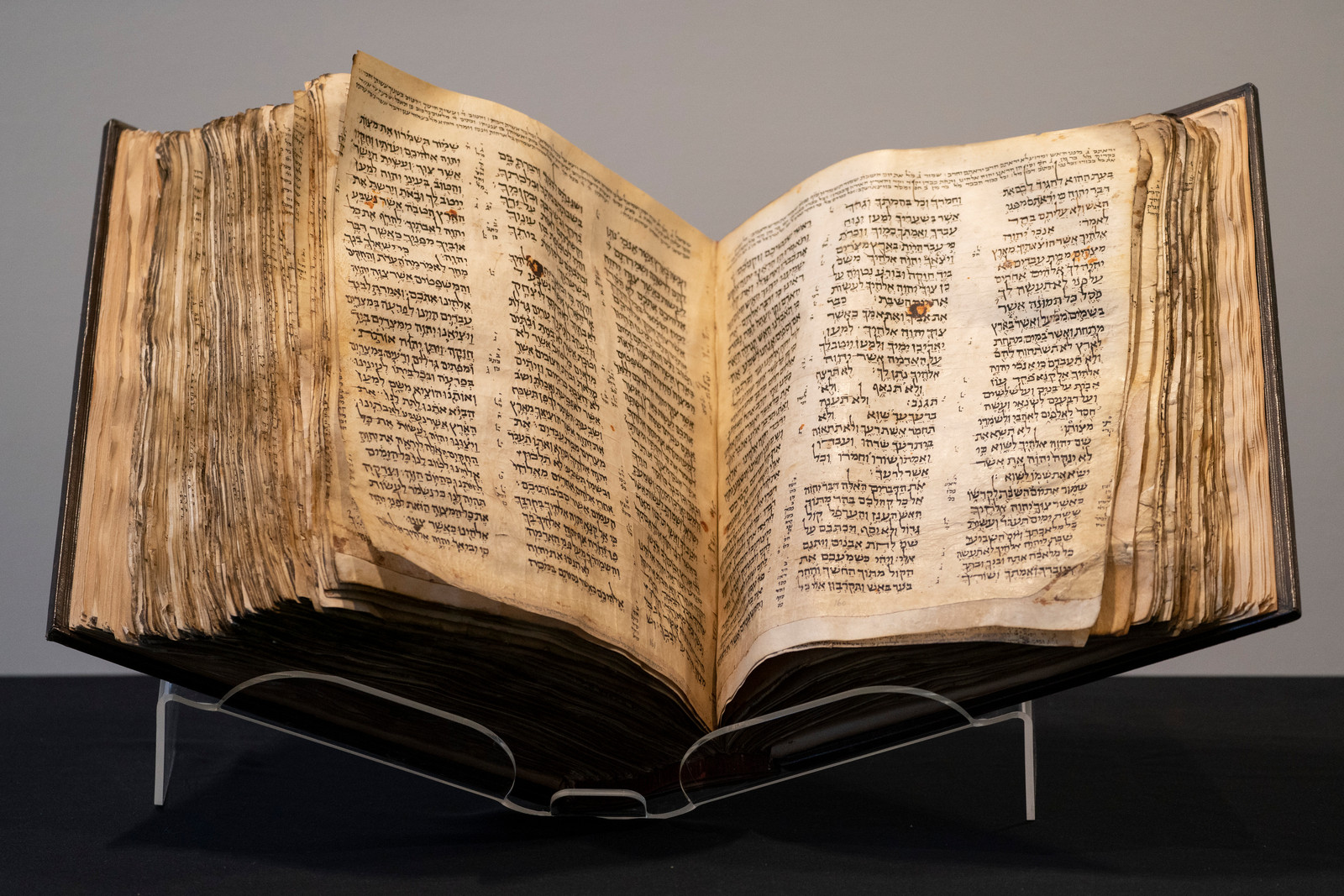 Het oudste, bijna complete manuscript van de Hebreeuwse Bijbel is - Hoe Oud Is De Bijbel