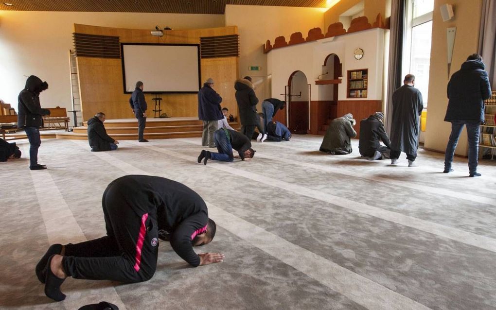 Hoe Heet Iemand Die Moslim Kerkdiensten Doet