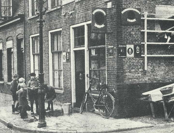 Hoek Kalvergloppe en de Boterhoek met het kruidenierswinkeltje van - P De Vries Leeuwarden