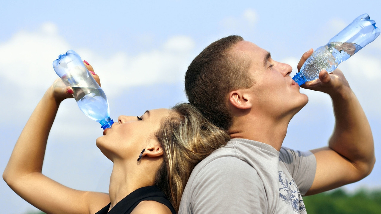 HOEVEEL LITER WATER MOET JE DRINKEN? - YouTube - Hoeveel Water Kan Je Maximaal Drinken