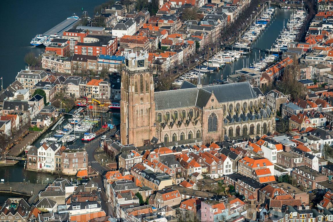 HollandLuchtfoto | Dordrecht - Luchtfoto Centrum met de Grote Kerk - De Grote Kerk Dordrecht