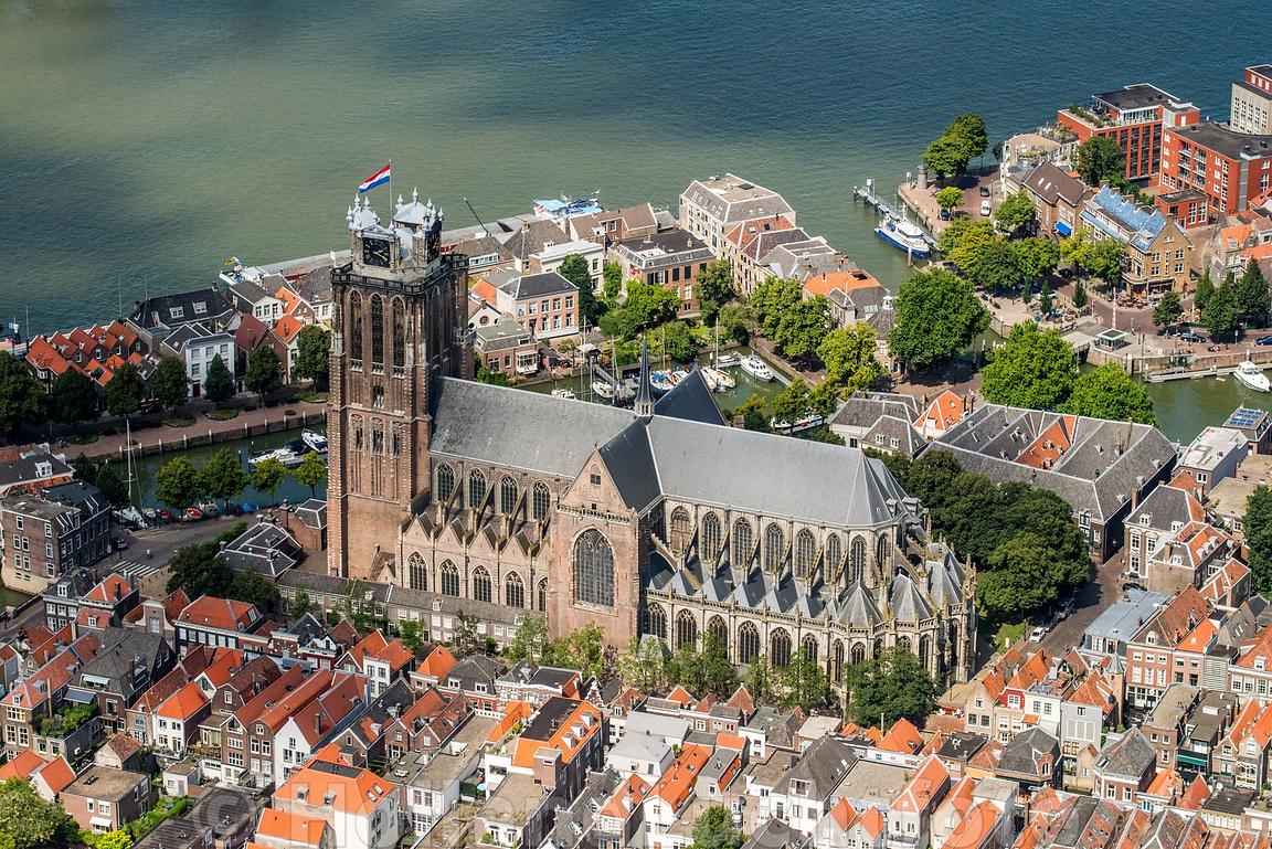 HollandLuchtfoto | Dordrecht - Luchtfoto - Overzicht - Chr Ger Kerk Dordrecht