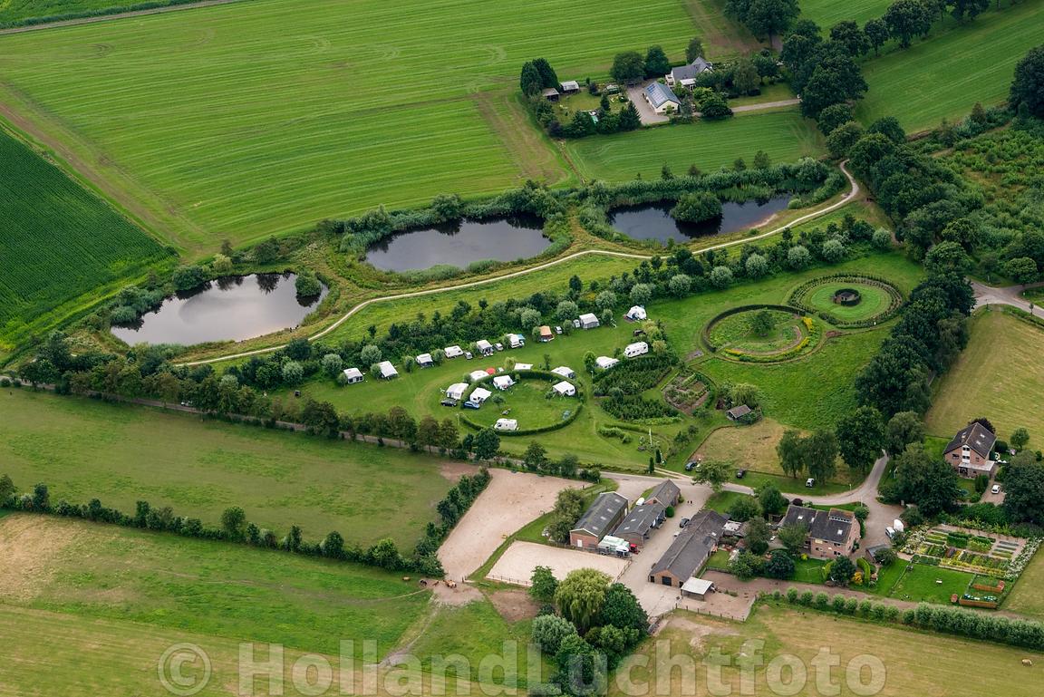 HollandLuchtfoto | Luchtfoto De Glind Zorgboerderij - De Glind Achterveld Kerkdienst