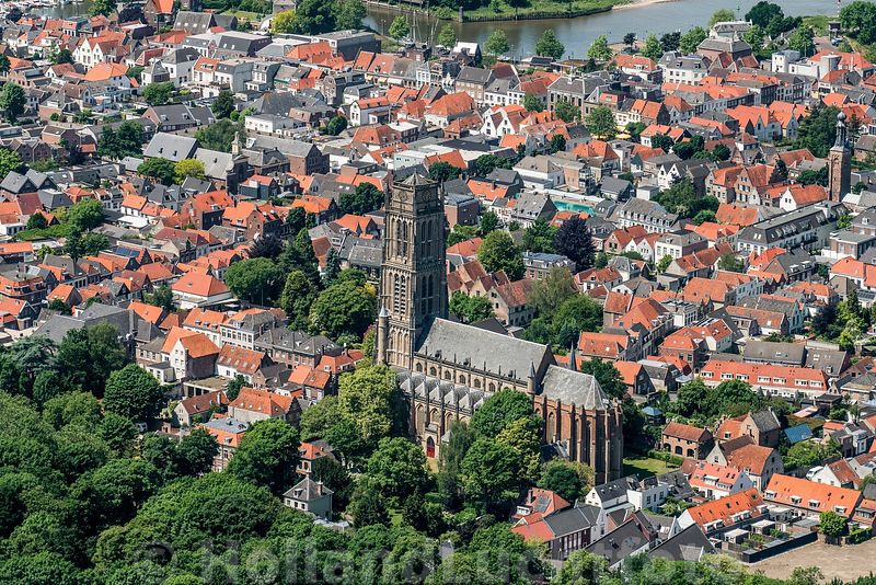 HollandLuchtfoto | Zaltbommel - Luchtfoto Sint-Maartenskerk - Hoe Laat Kerkdienst Maartenskerk Zaltbommel