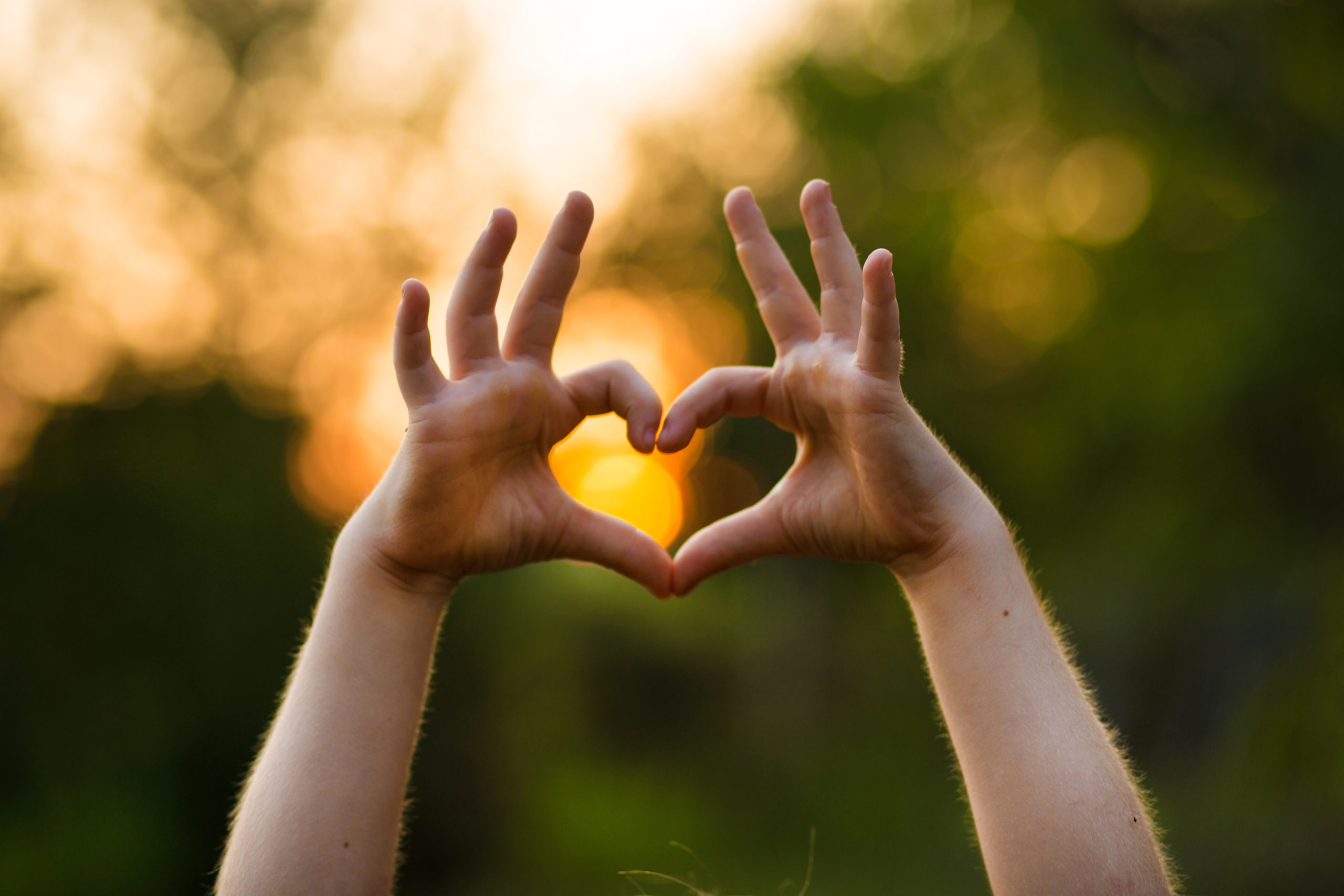 How being kind can improve your health and wealth - Blue Chip Credit Union - Kind Pijn Op De Borst